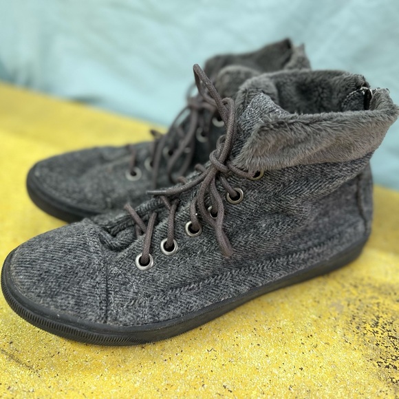 Blowfish Shoes - Blowfish short boots. Gray. Faux fur.